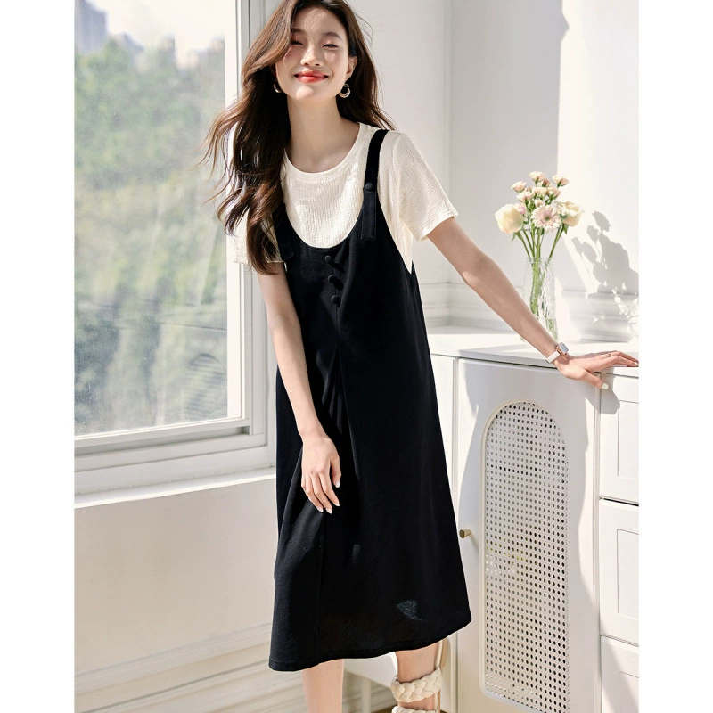 Летний костюм-двойка 2025 года: свободное плиссированное платье-слим с подтяжками, белый цвет