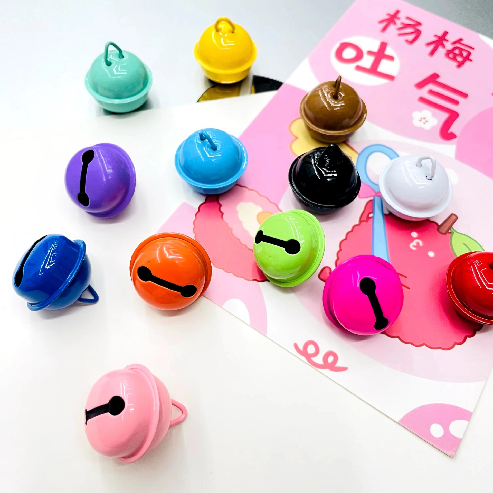 22mm colorido una palabra pintada campana DIY accesorios joyería pulsera bolsas de llaves colgar material de Navidad al por mayor