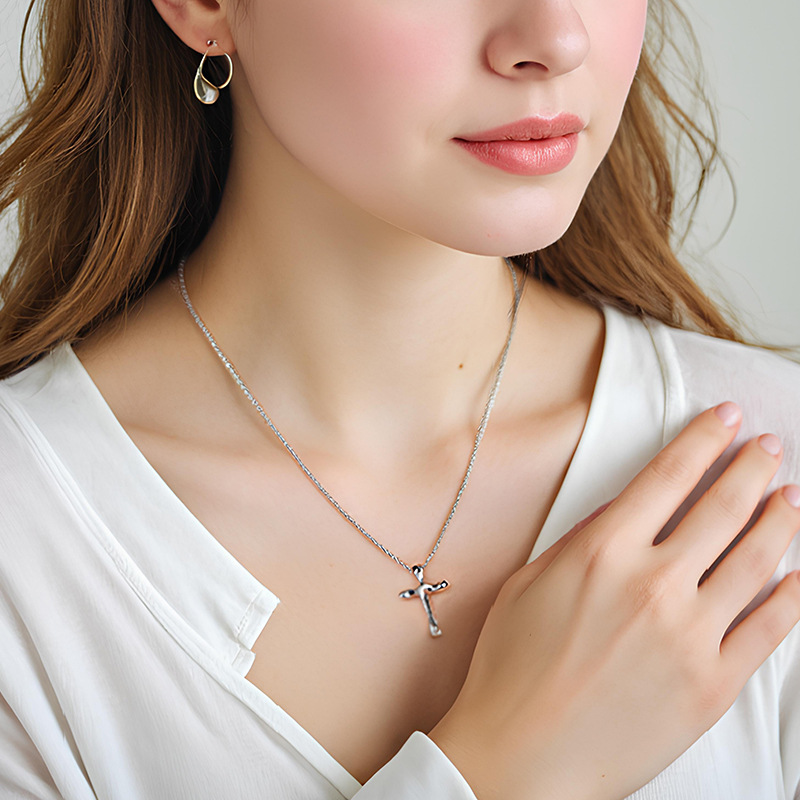 Europese en Amerikaanse grensoverschrijdende bestseller: S925 sterling zilveren kruisketting met onregelmatige lavastructuur voor dames._voghion.com