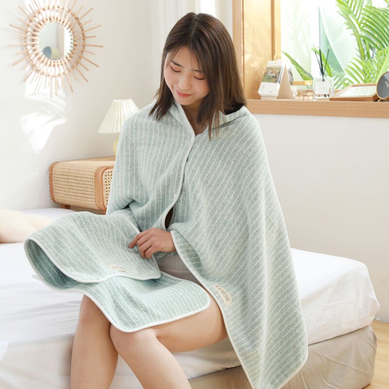 Polyester Brocade Wearing Bath Towel Wholesale Adult Water Absorbent Quick-drying Beach Towel Household Thickened Coral Fleece Bath Towel for Men and Women