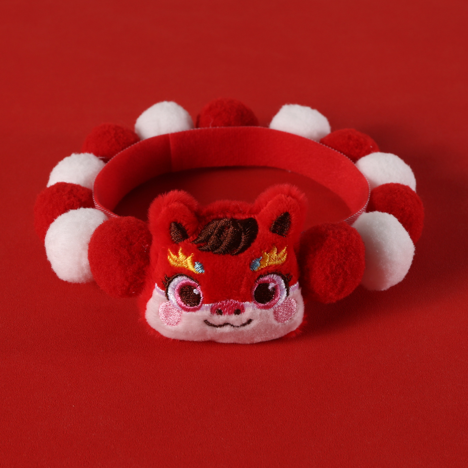 2026 Año del Caballo mascota color mixto collar de pelota Año Nuevo Festival de Primavera encantador dibujos animados peluche caballo lana pescado bib