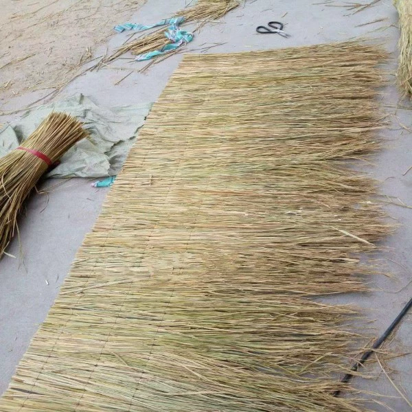 Крыша с соломенным карнизом фон музыка украшения антифриза занавес, стог травы реквизит новый соломенный сарай пляжный зонт