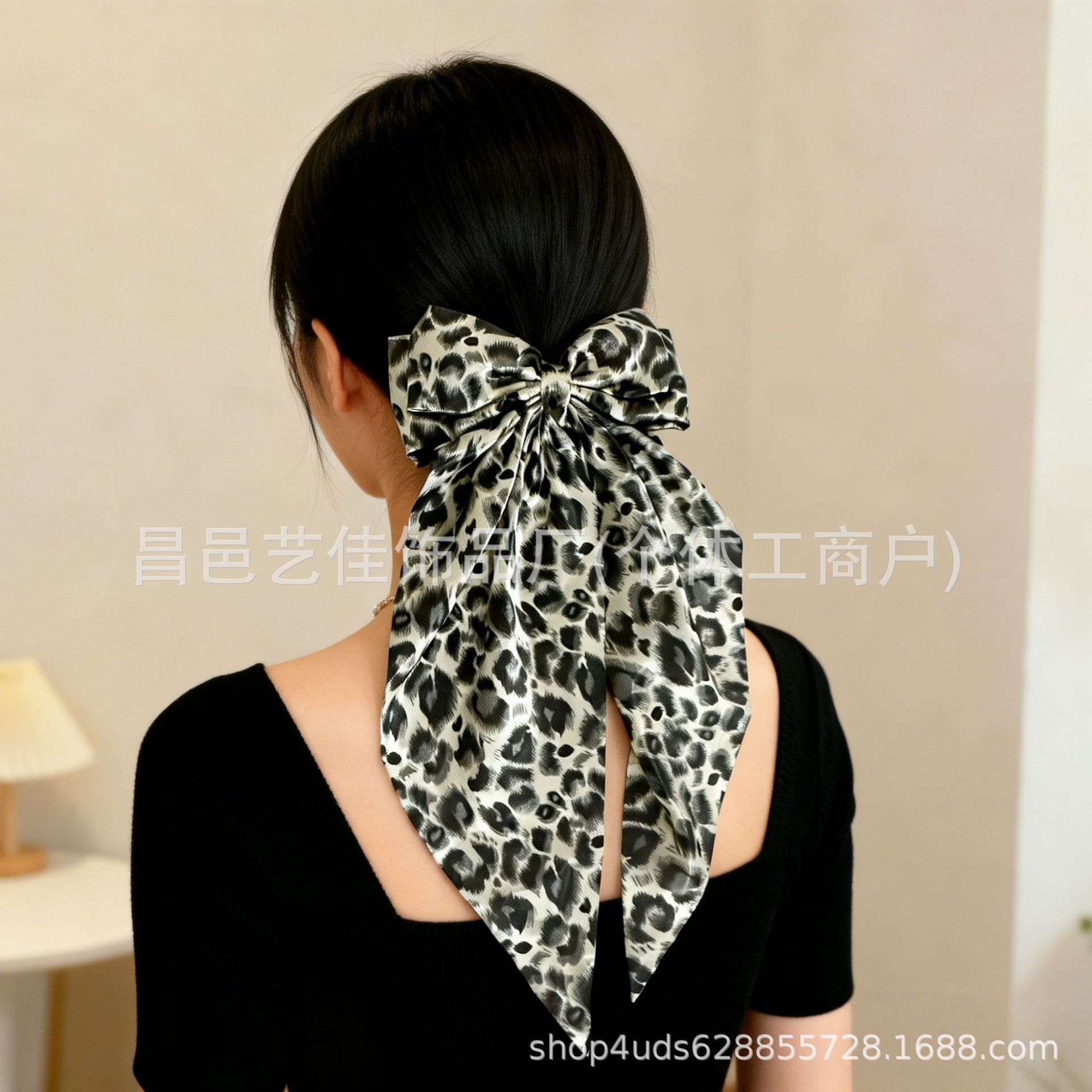 Estampado de leopardo color hueso.