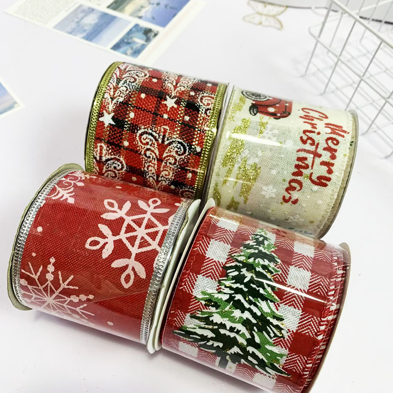 メーカーのクリスマスリボンの格子は麻をまねて鉄の線の辺の雪の花輪を持って装飾します。|undefined