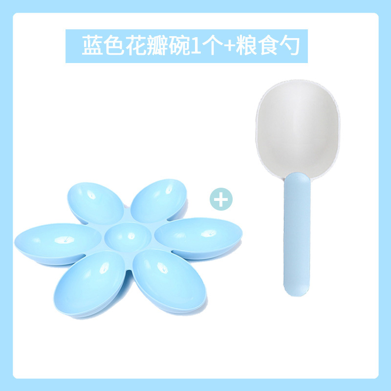 꽃잎 그릇에 담긴 레이크 블루 + 애완동물 사료 스푼