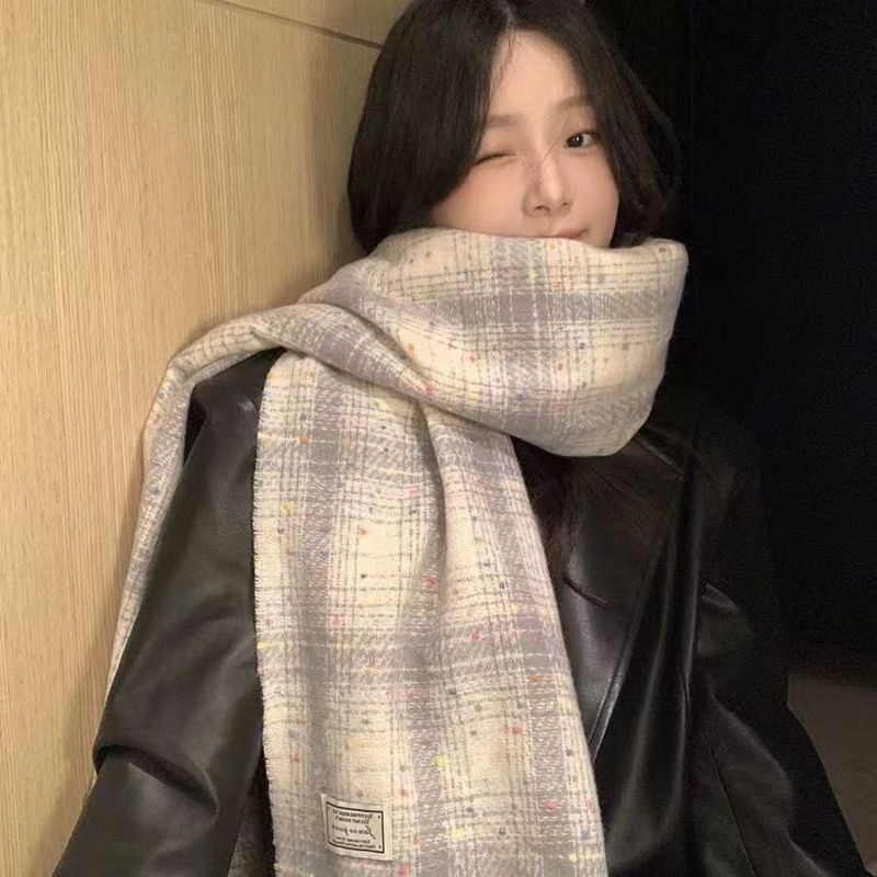 韓国版insは白の格子縞のマフラーの女性を見せます。|undefined