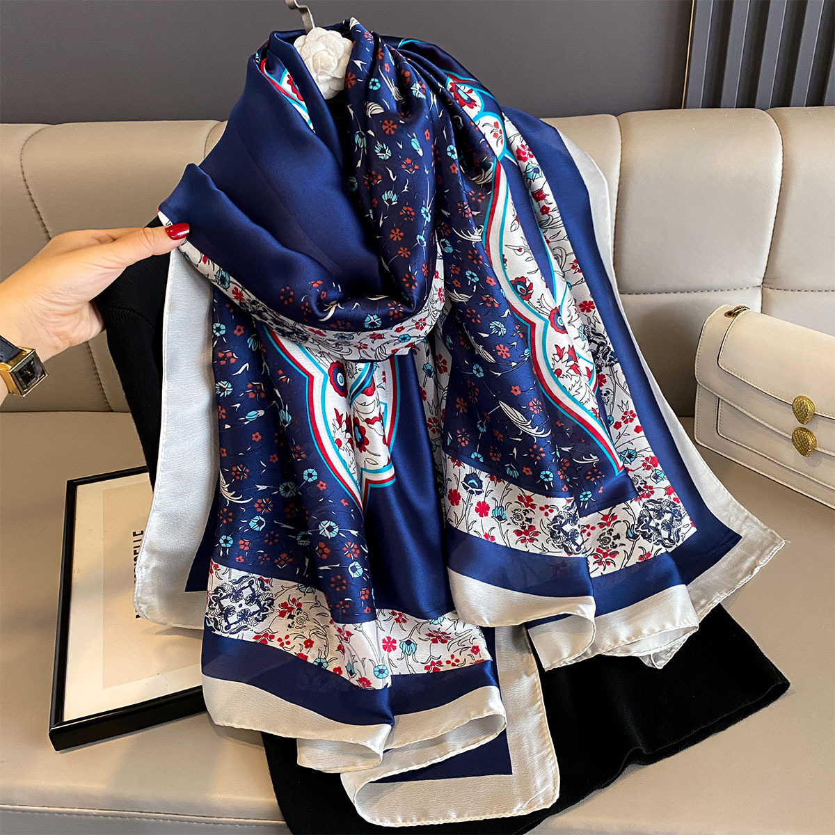 Nuova collezione autunno/inverno 2026: sciarpa in cashmere da donna, sensazione di alta qualità, mantello leggero di lusso con lettera H invernale, scaldacollo spesso e caldo_voghion.com