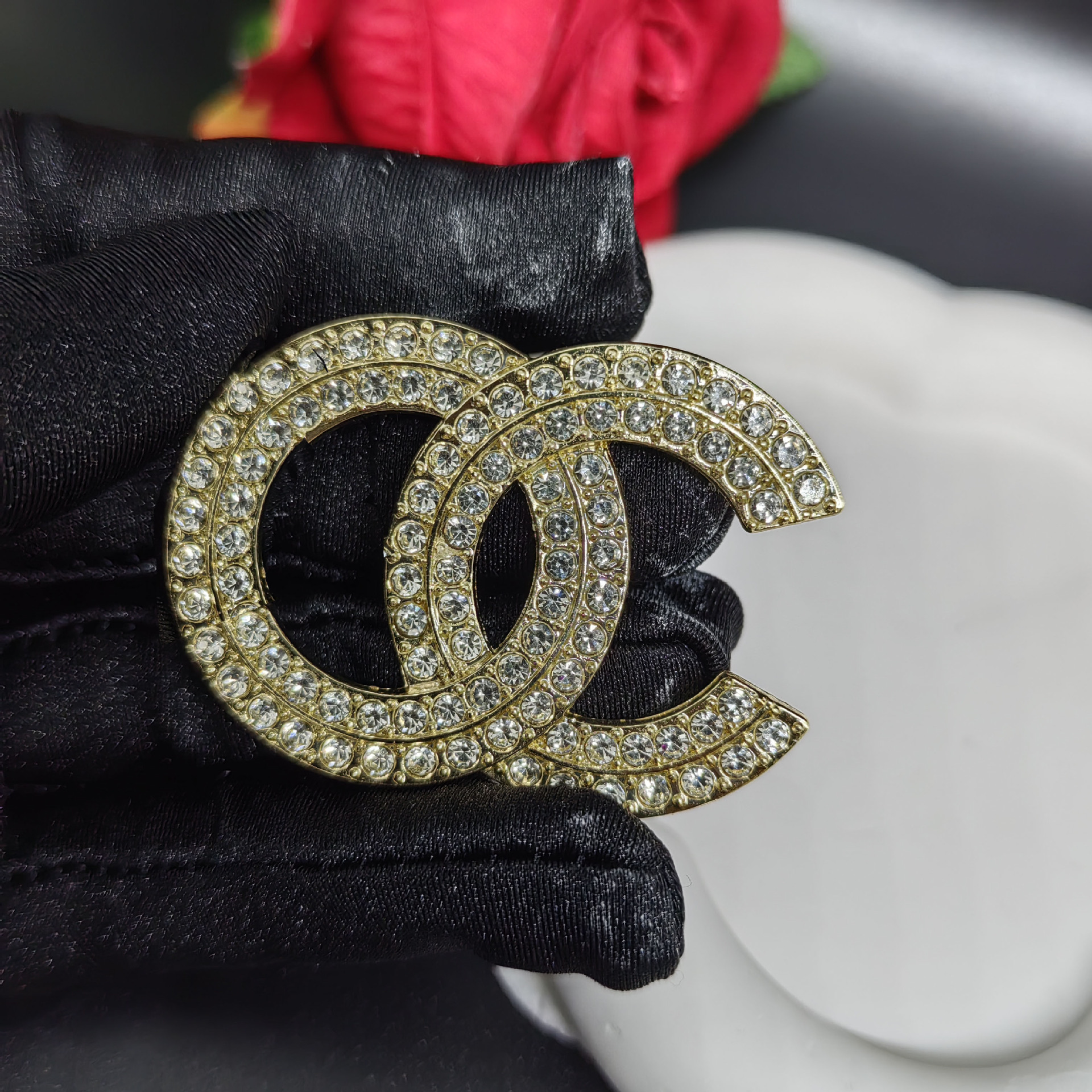 Brillo de moda doble letra C de alta sensación de diamante de perla pequeña fragancia de estilo de ropa de hombre y mujer chaqueta de moda pin image 3