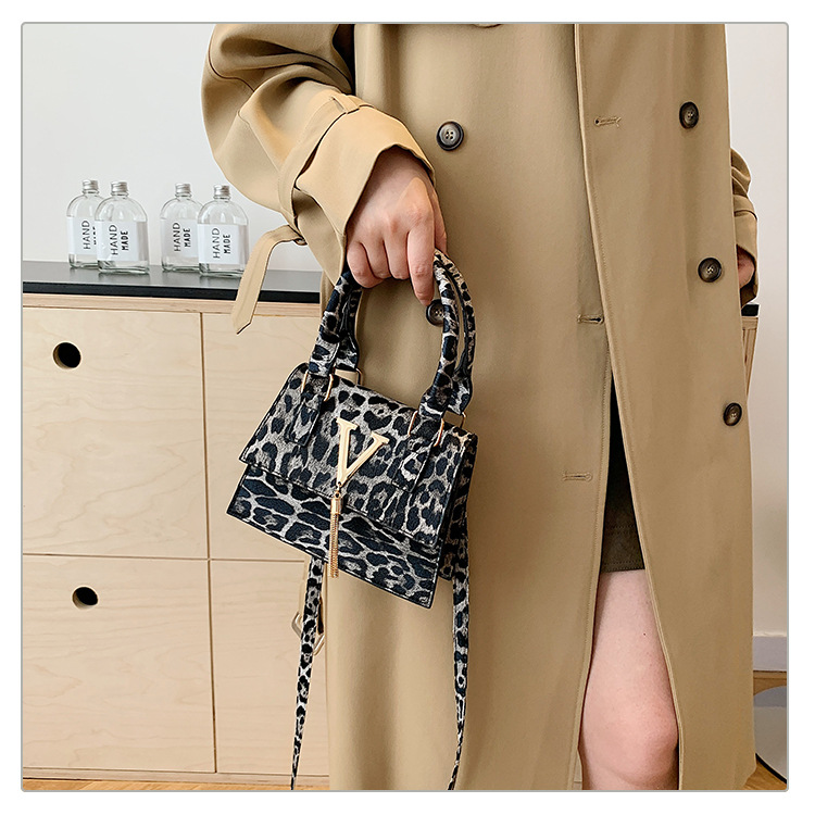 The new leopard print handbag is trendy and stylish. The crossbody bag has a simple texture and a spicy girl style. It is a unique single-shoulder small square bag undefined