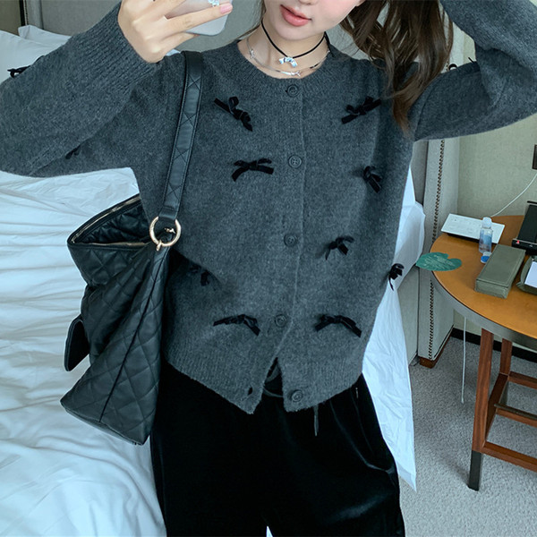 Design cute fitted knitted sweater with bow with a round collar