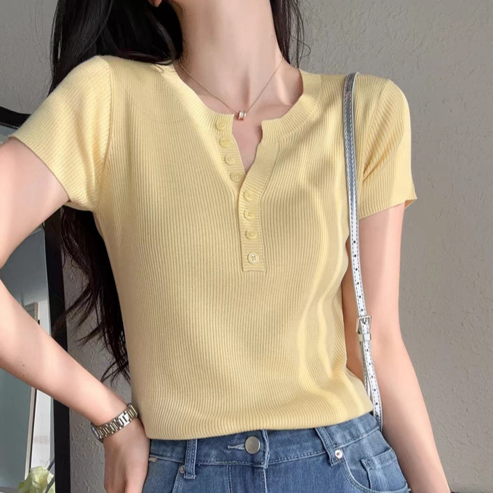French-style cream yellow half-button V-neck short-sleeved T-shirt for women, spring/summer 2025, slim fit, stylish and versatile ribbed knit top.