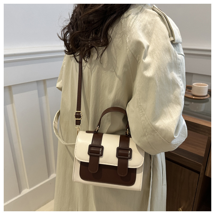 A new 2024 trendy and retro single-shoulder crossbody small square bag for girls, a niche British-style handbag undefined