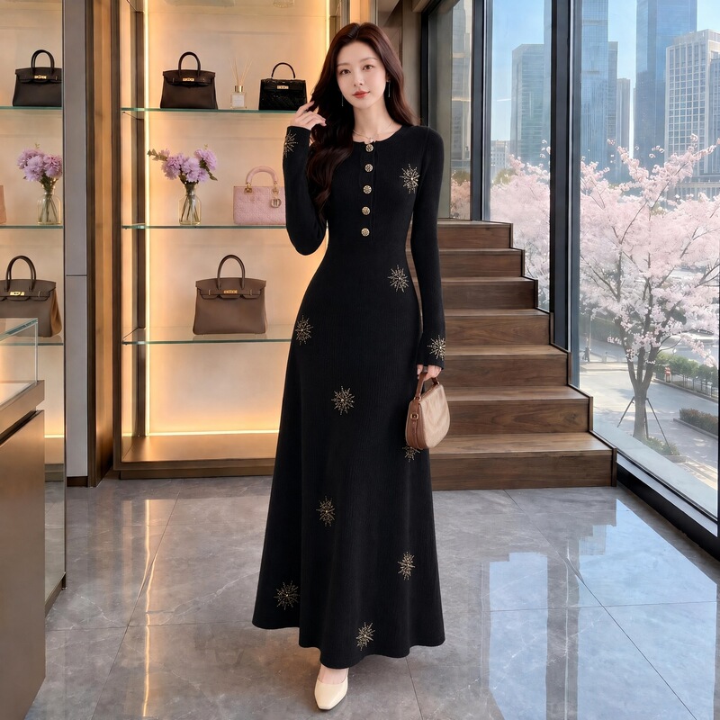 Si Mai's new autumn 2026 collection features a shiny, rhinestone-like V-neck long-sleeve black dress with a unique design Si Mai's new autumn 2026 collection features a shiny, rhinestone-like V-neck long-sleeve black dress with a unique design