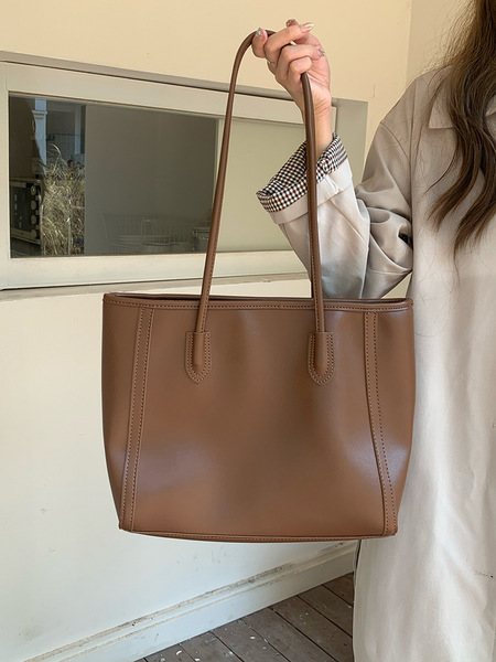 Retro capacious shoulder bag