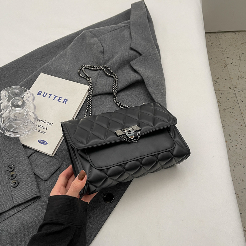 Bolso de mujer cadena de diamond 2024 nuevo bolso retrógrado personalidad pequeña bolsa de moda simple bolso de hombro de mujer
