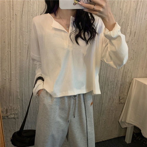 Plus-size, curvy girls' relaxed-fit white long-sleeve T-shirt—spring/fall Korean-style chic innerwear knitted base layer top for trendy winter looks