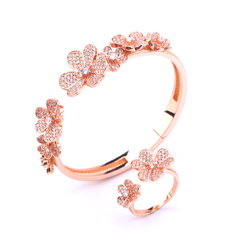 Fashionable fresh bracelet with zircon