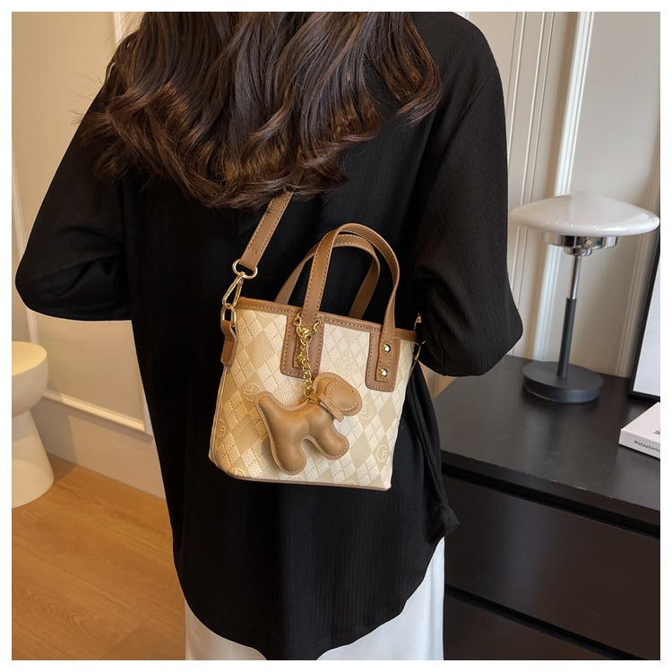 Small niche color blocked diamond grid handbag for women 2024 new style simple and trendy bucket casual versatile_voghion.com