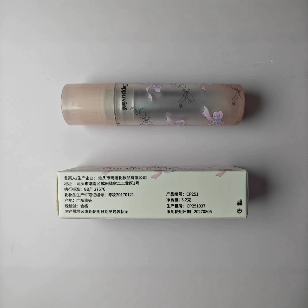 Lip gloss, lipstick, mirror effect, plump lips effect