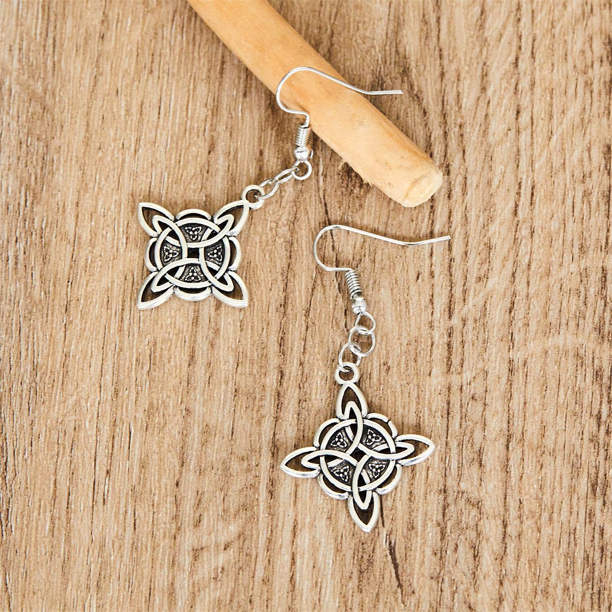 Shuyun Cross-Border New Celtic Knot Pendant Retro Simple Hollow Four Leaf Clover Men's Earrings Jewelry_voghion.com