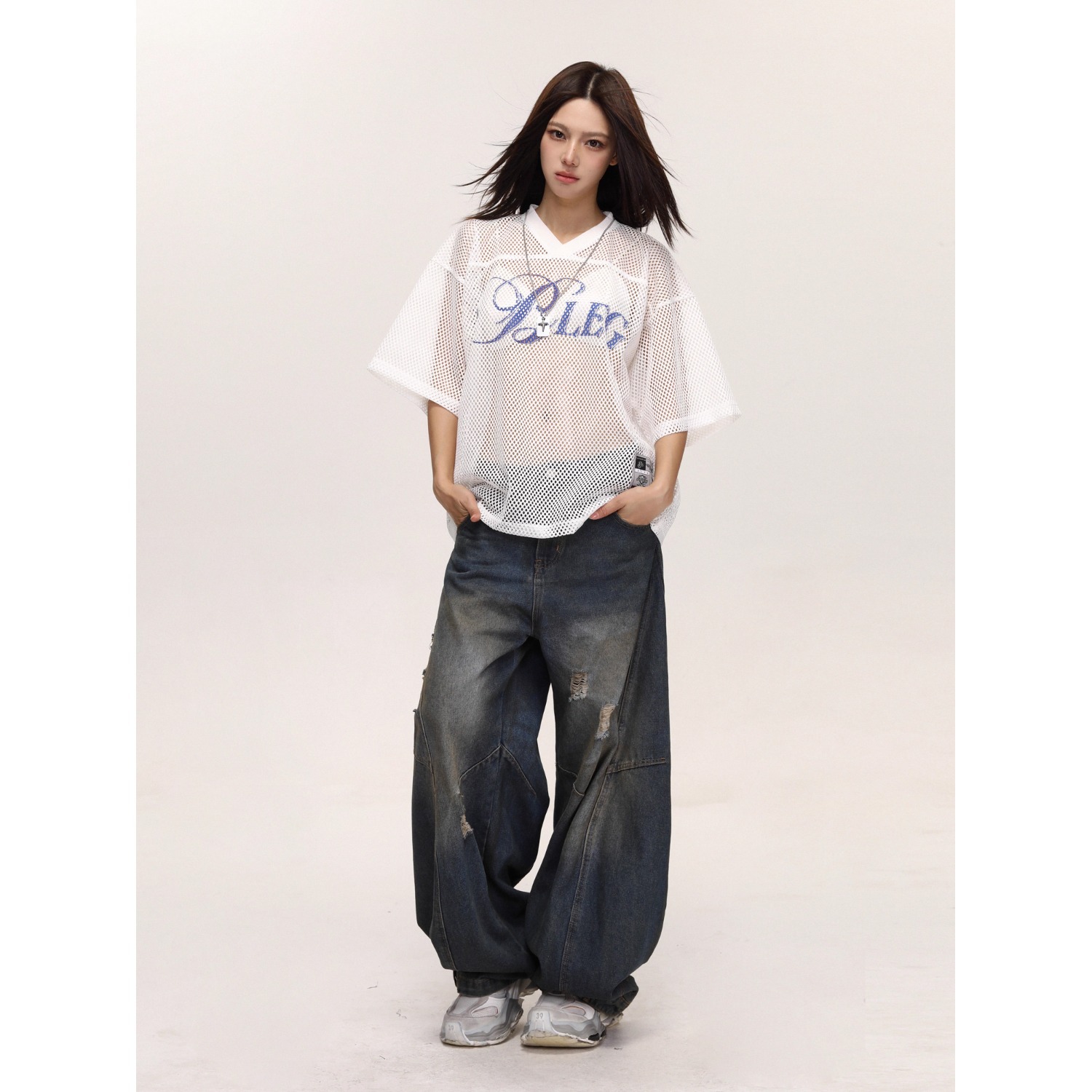 Kurzarm-T-Shirt mit V-Ausschnitt und Buchstabenprint aus Mesh, kurzes, luftiges Sommer-Jersey-Top mit Cut-outs, locker sitzendes Oberteil für Damen und Herren_voghion.com