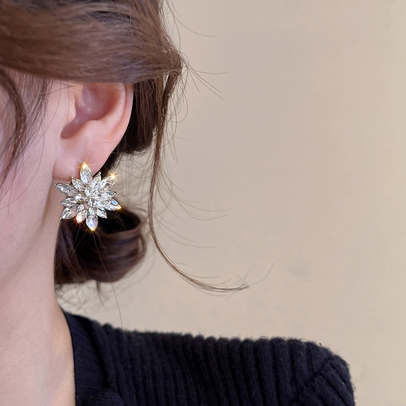 Sparkling Diamond Flower Stud Earrings For Women Elegant Design_voghion.com