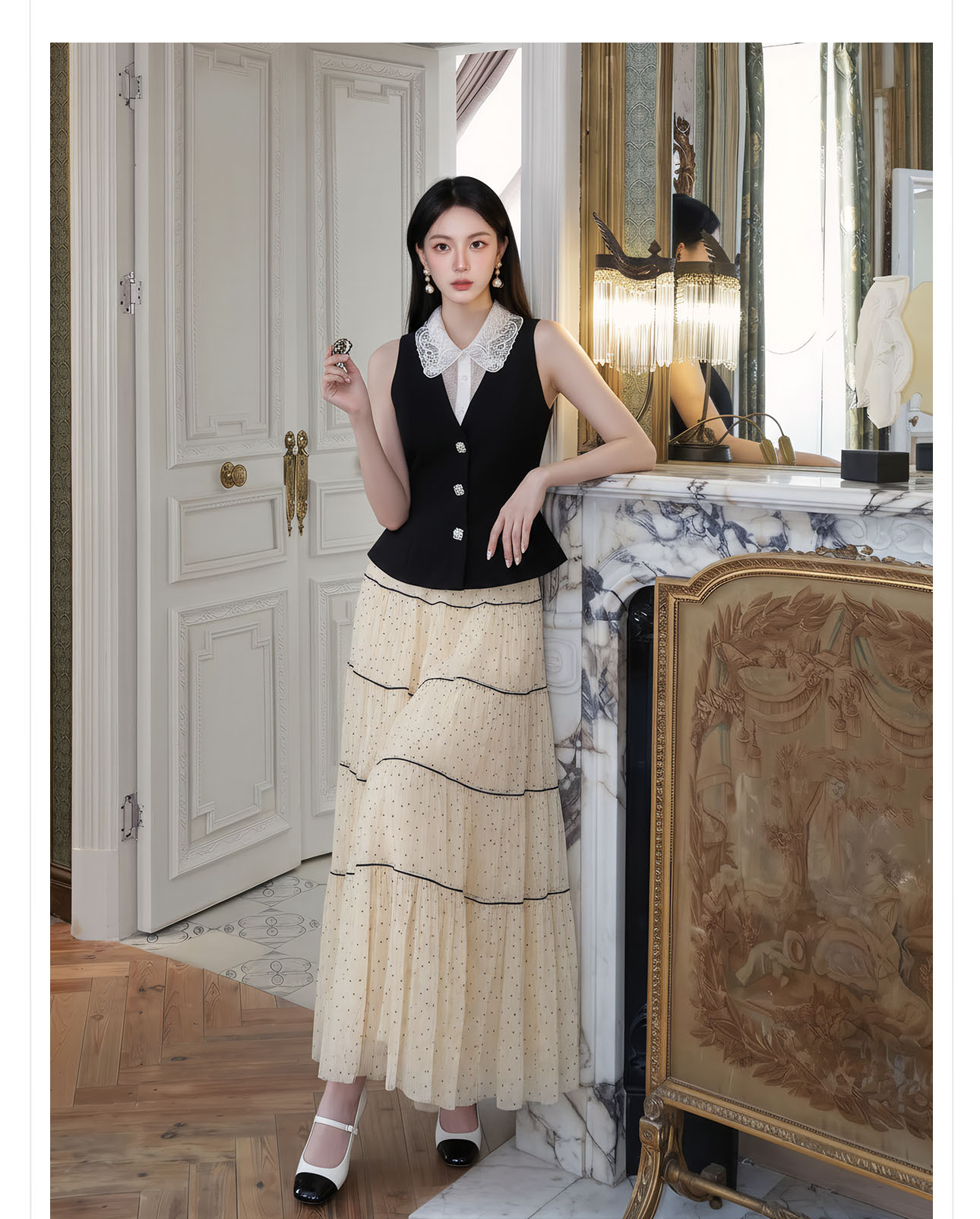 Bộ váy chấm bi gồm áo vest không tay và chân váy midi — Váy trắng nửa gạo, bộ đồ, Áo khoác đen chi tiết 7