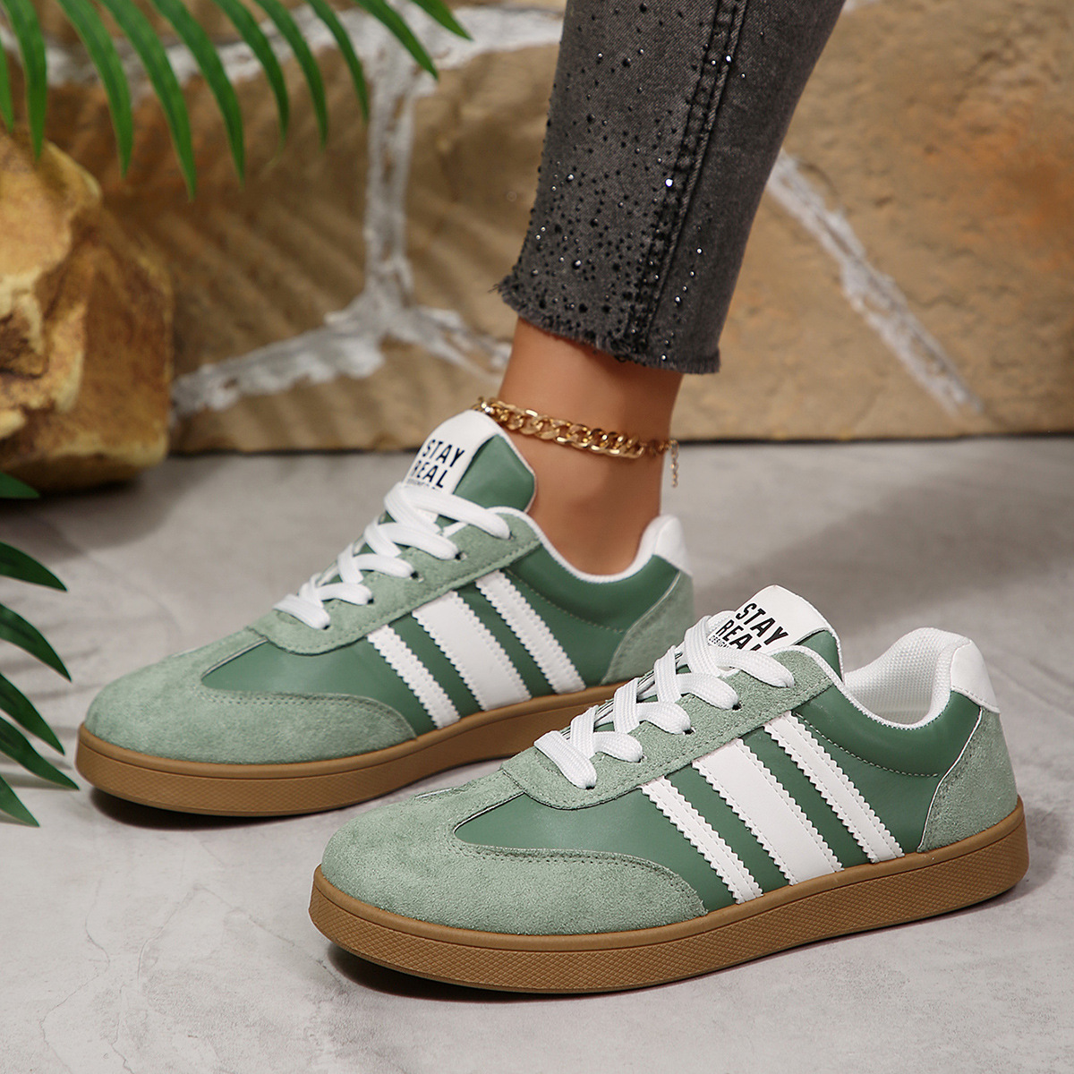 Zapatos de entrenamiento de base plana para mujeres 2025, primavera y otoño, zapatos de skate de comercio exterior de tamaño grande, zapatos casuales de moda, zapatos blancos para mujeres