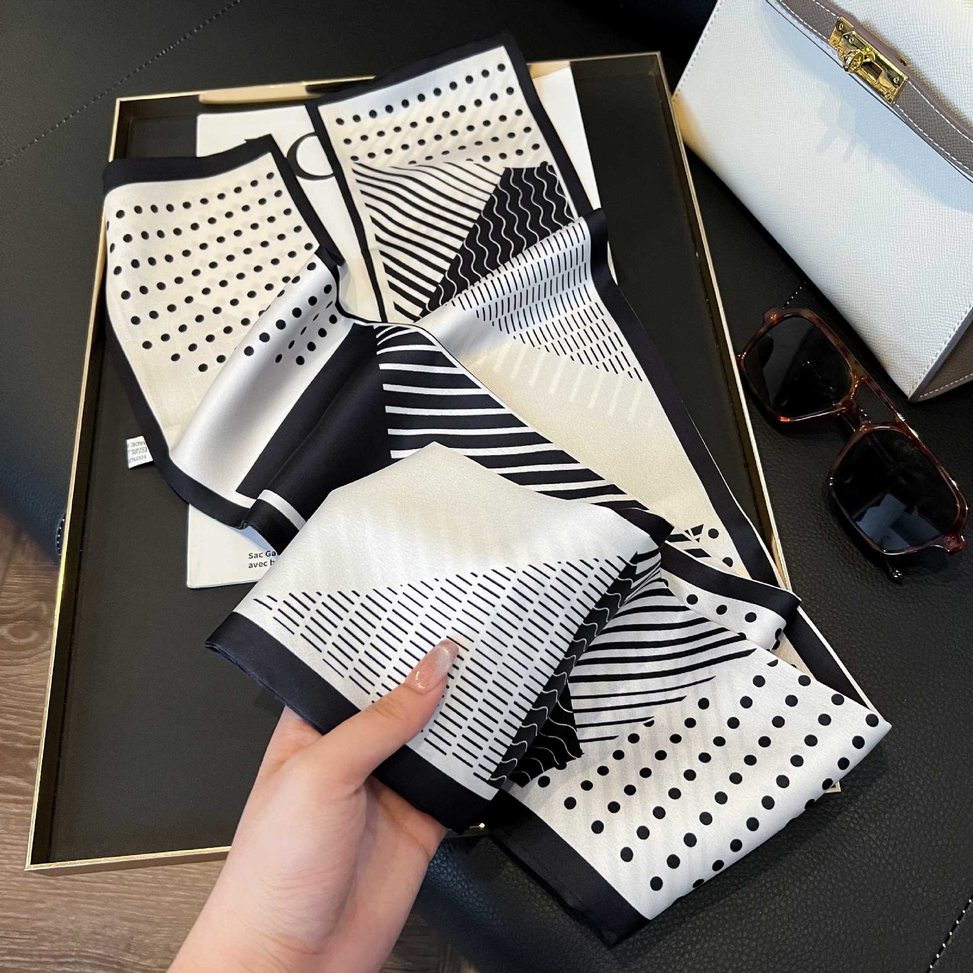 Nueva bufanda de seda pequeña banda larga estrecha para el cabello mujer estilo primavera y otoño moda madre bufanda estilo verano estilo fino serpentina bufanda al por mayor