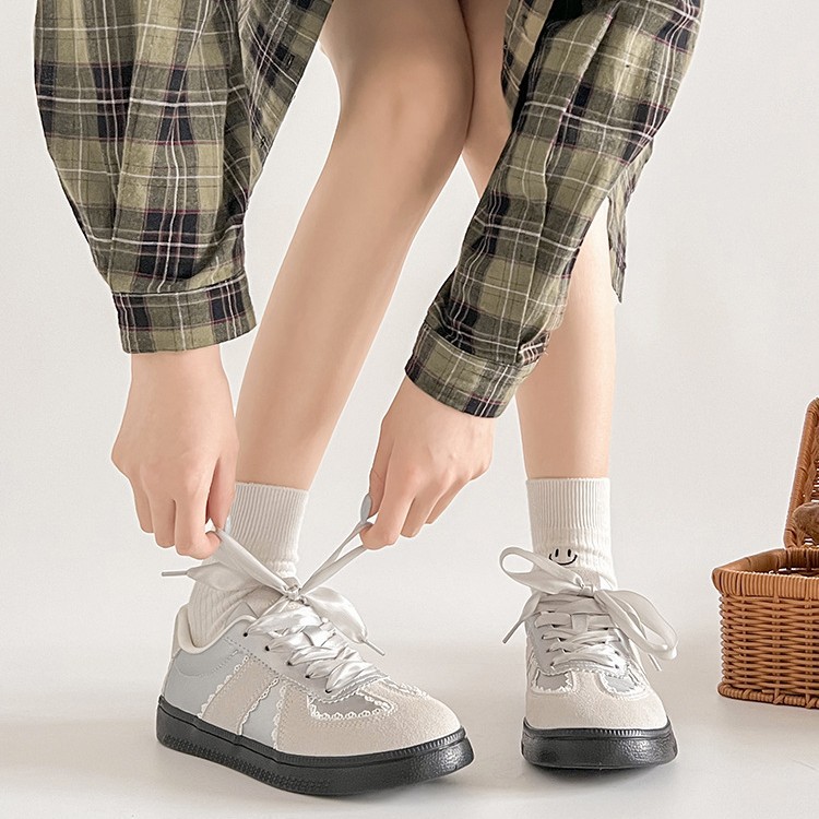 2025 nuevo estilo de ballet de primavera y verano con falda, zapatillas de deporte plateadas de nicho, zapatos de entrenamiento alemán de encaje de punta redonda y plana casual para mujer