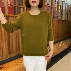 お母さんは秋の新型のゆったりしたtシャツを着ています。