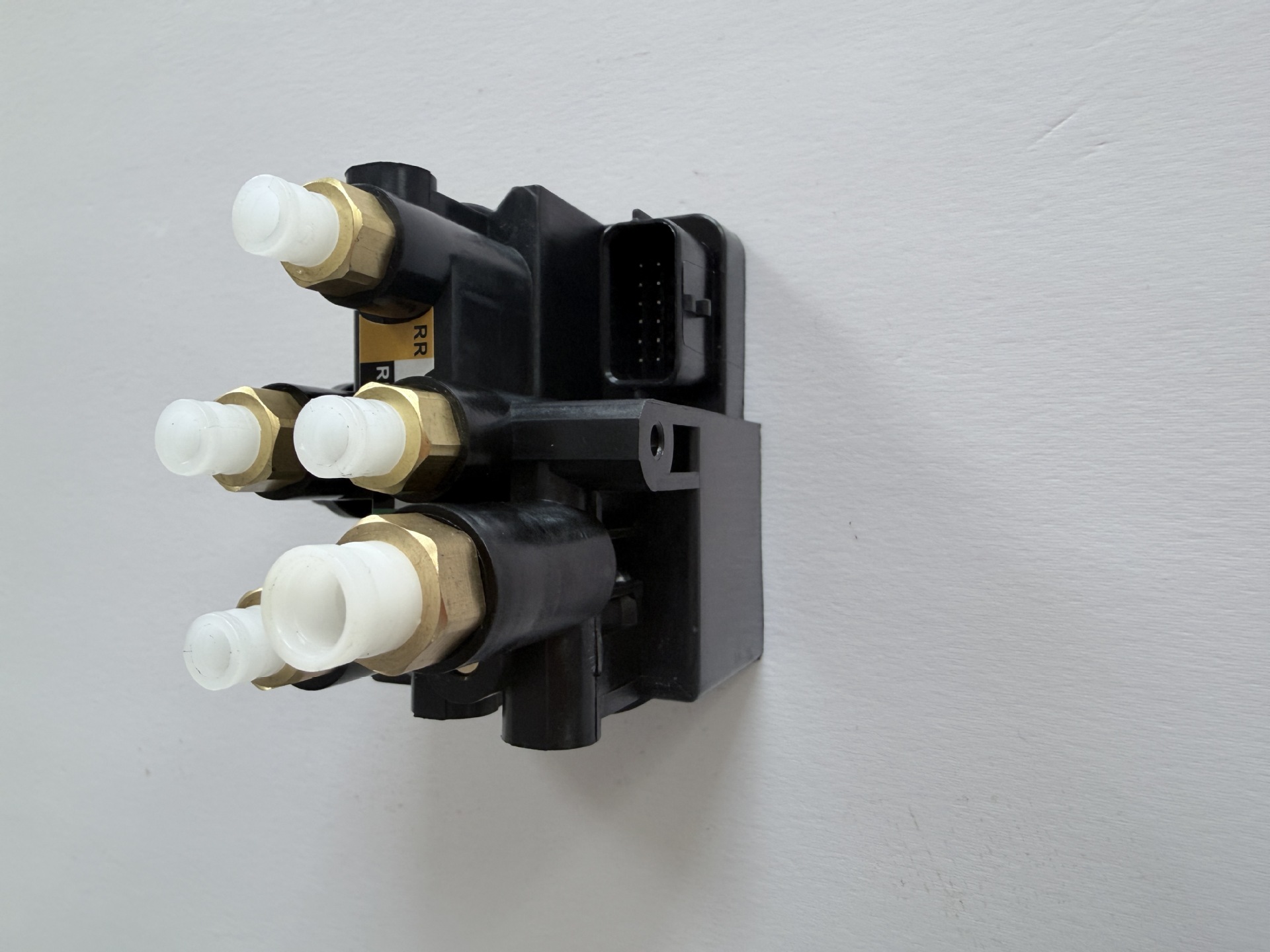 Air pump distribution valve LR070246 is suitable for Land Rover L405L494 rear LR113342 shock absorber valve manufacturer