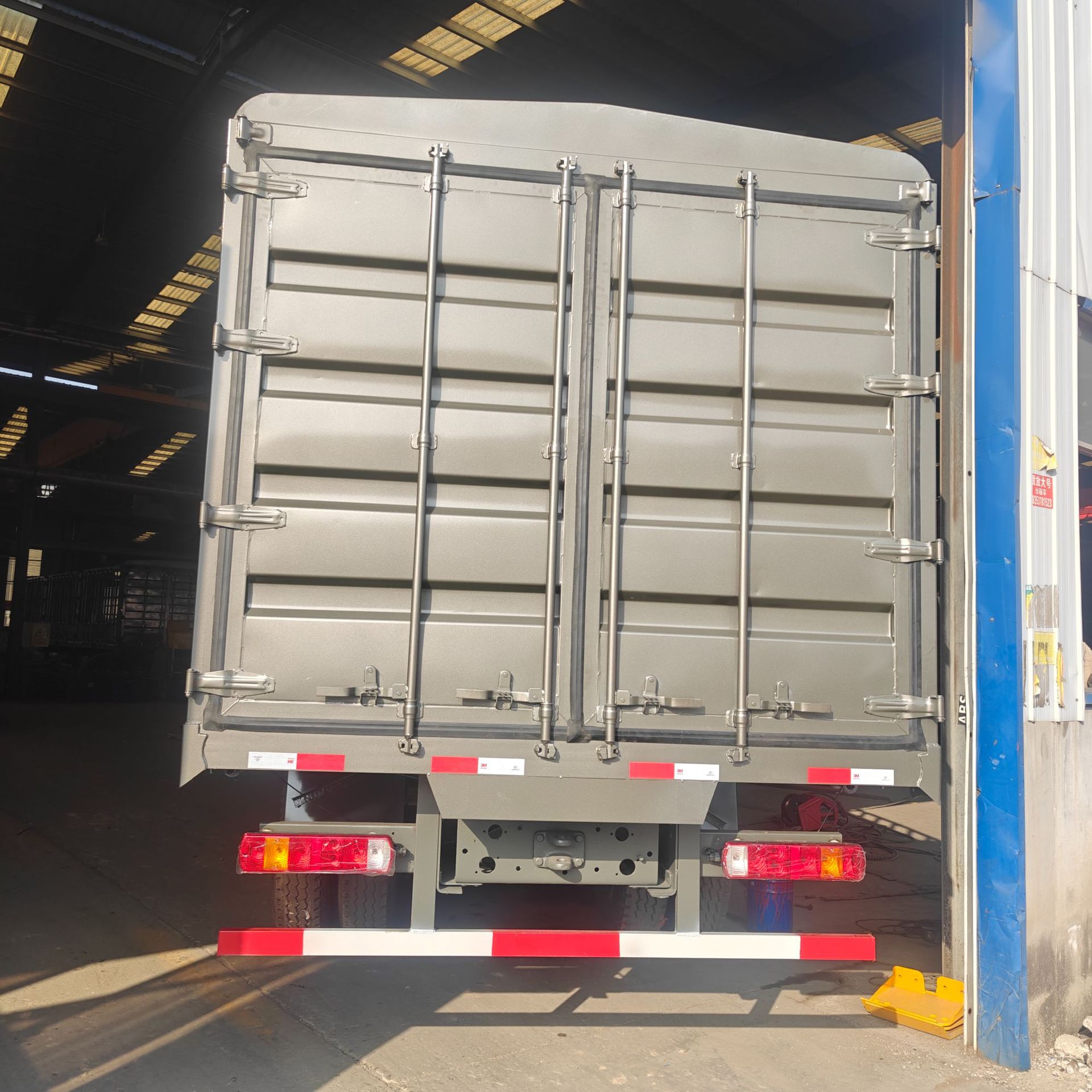 Export dump truck, Sinotruk HOWO 8X4 eight-wheel truck, container dump truck