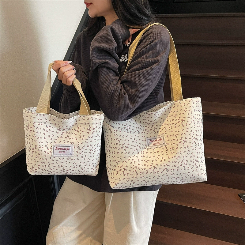 Capacious one-shoulder bag, brand shopping bag