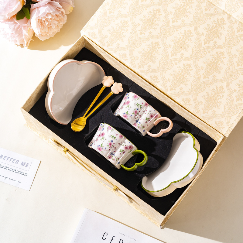 Retro flor de ciruela taza de café y plato conjunto de alta calidad exquisita taza de té de la tarde caja de regalo regalo de boda regalo de mano