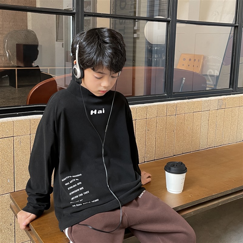 Camisa de fondo de estilo occidental para niños 2023 Otoño e Invierno nuevos niños estilo coreano Camiseta de manga larga para niños de terciopelo medio y niños grandes