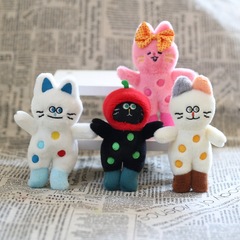 ネットの赤い靴の波点の小さい猫のペンダントのぬいぐるみのぬいぐるみの包みはキーホルダーのぬいぐるみを掛けます。