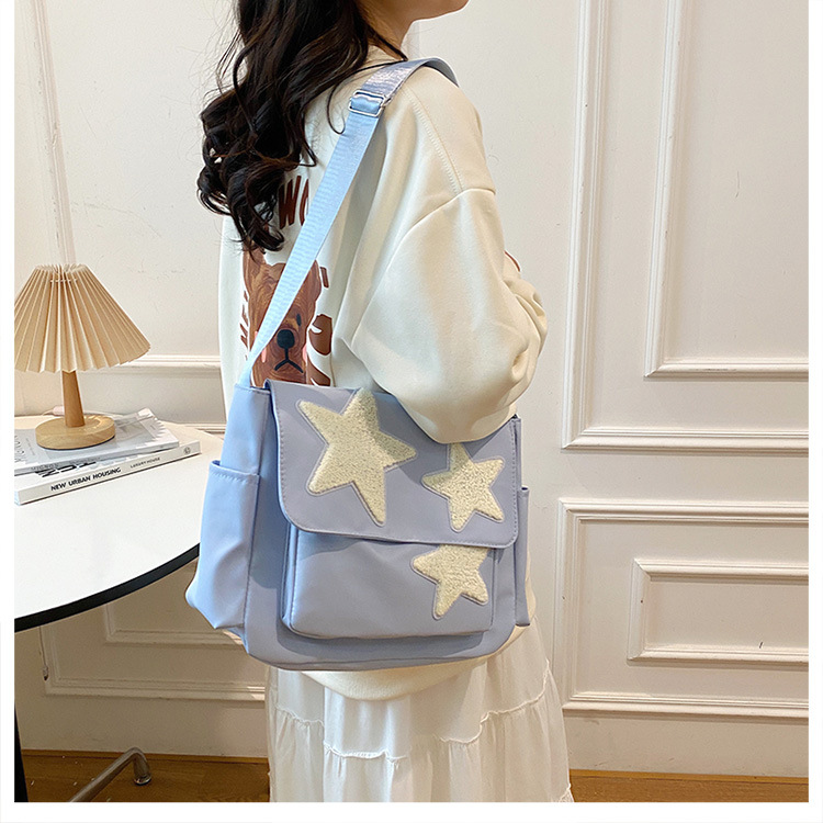 Cross-border wholesale large-capacity five-pointed star canvas single-shoulder bag, cute school style crossbody bag, student commuting bag for classes Application Scenario