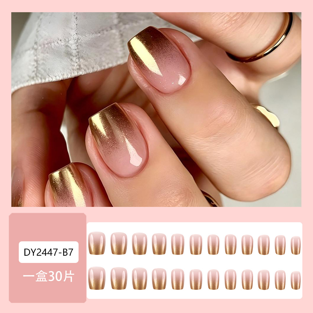 Cross-border hot girl dorado brillante gradiente de uñas escaleras cortas desnudas, uñas blanqueadoras 30 piezas de uñas falsas.
