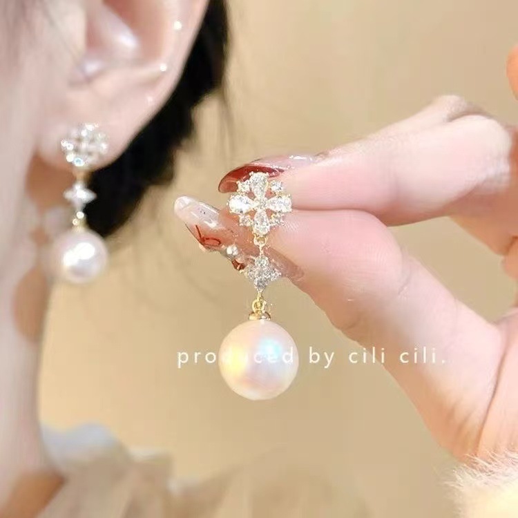 真珠のツバキの花の蚊帳の耳のクリップの耳の穴がない女性の新型の高級感の花のフランスの気質のイヤリング