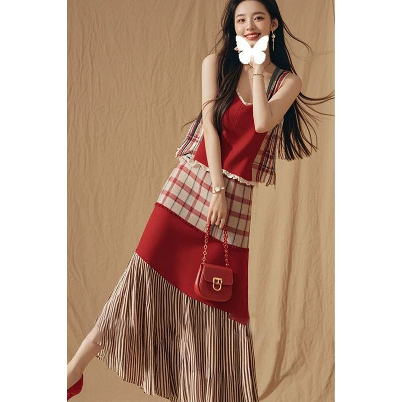 Летняя одежда 2025 года сочетается с полным комплектом элегантных высококачественных костюмов в стиле богини, красными топами без рукавов и юбками, комплектами из двух предметов.