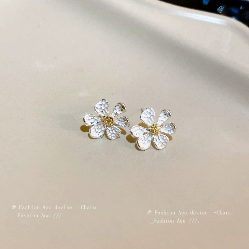 Серебряная игла из жемчуга, ретро-дизайн креативные серьги, цветочный мотив, тренд сезона, оптовая продажа