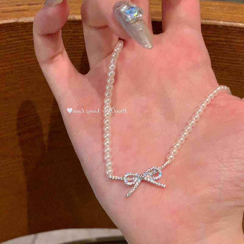 Necklace with bow from pearl