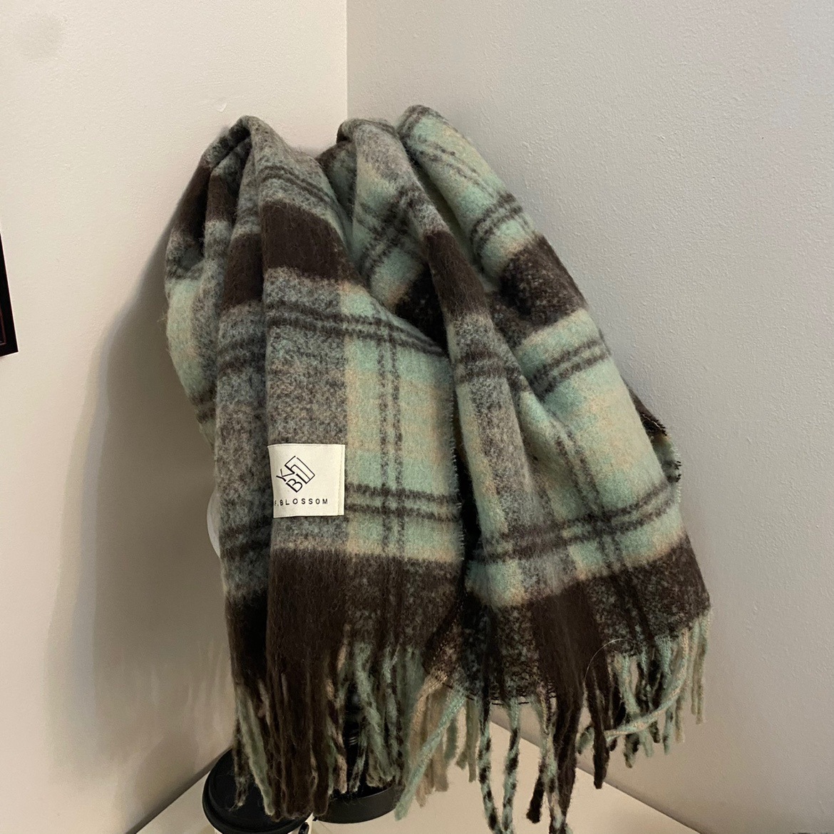 Écharpe pour femme en hiver 2024, nouvelle écharpe chaude épaisse à pompon à carreaux coréens haut de gamme, châle à double usage_voghion.com
