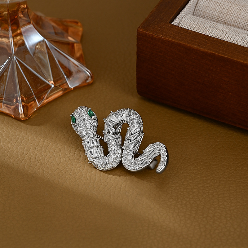 Broche de serpiente de año natal de circón de galvanoplastia de oro real para mujer, ramillete anti-luz de alta calidad, exquisito broche de lujo ligero al por mayor