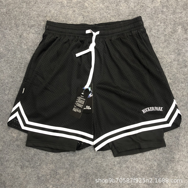 スポーツのバスケットボールの半ズボンはアメリカでは膝を越えません。