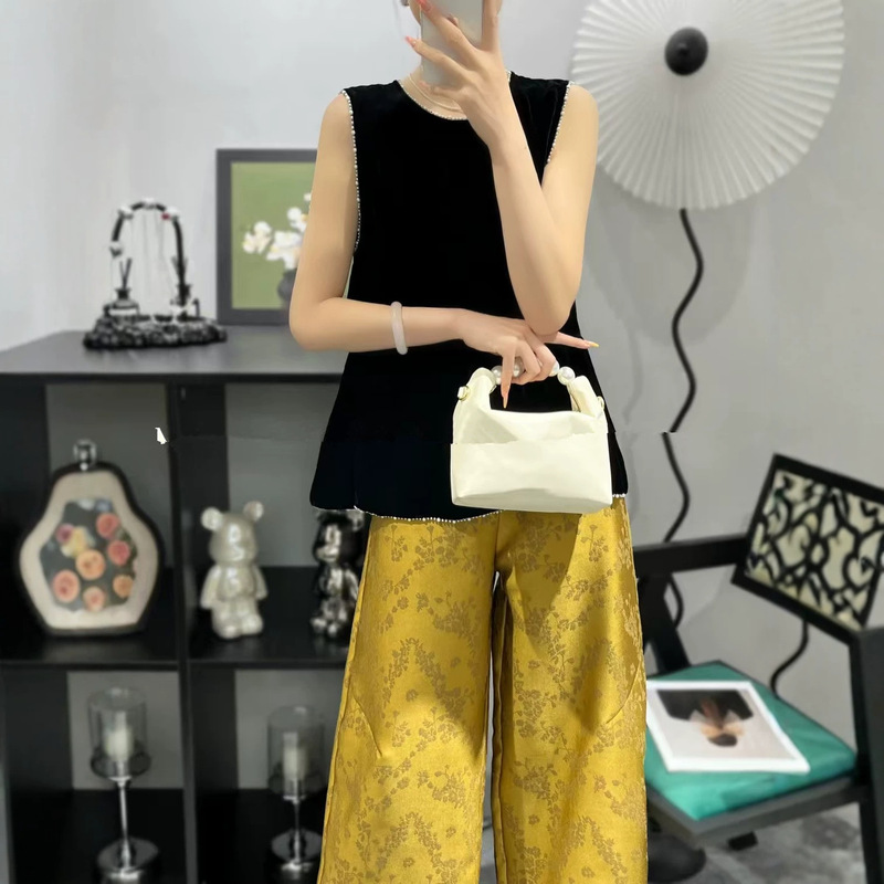 26 Summer Style Urban Style Silk Velvet Top with Fully Hand-Stitched Pearls at the Collar, Cuffs, and Hem, Exquisite Sleeveless Shirt 26 Summer Style Urban Style Silk Velvet Top with Fully Hand-Stitched Pearls at the Collar, Cuffs, and Hem, Exquisite Sleeveless Shirt