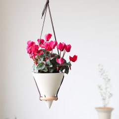 White triangular hanging basket with rope for hanging plants, pot with suspension, floating pot, ceramic flower pot, factory wholesale