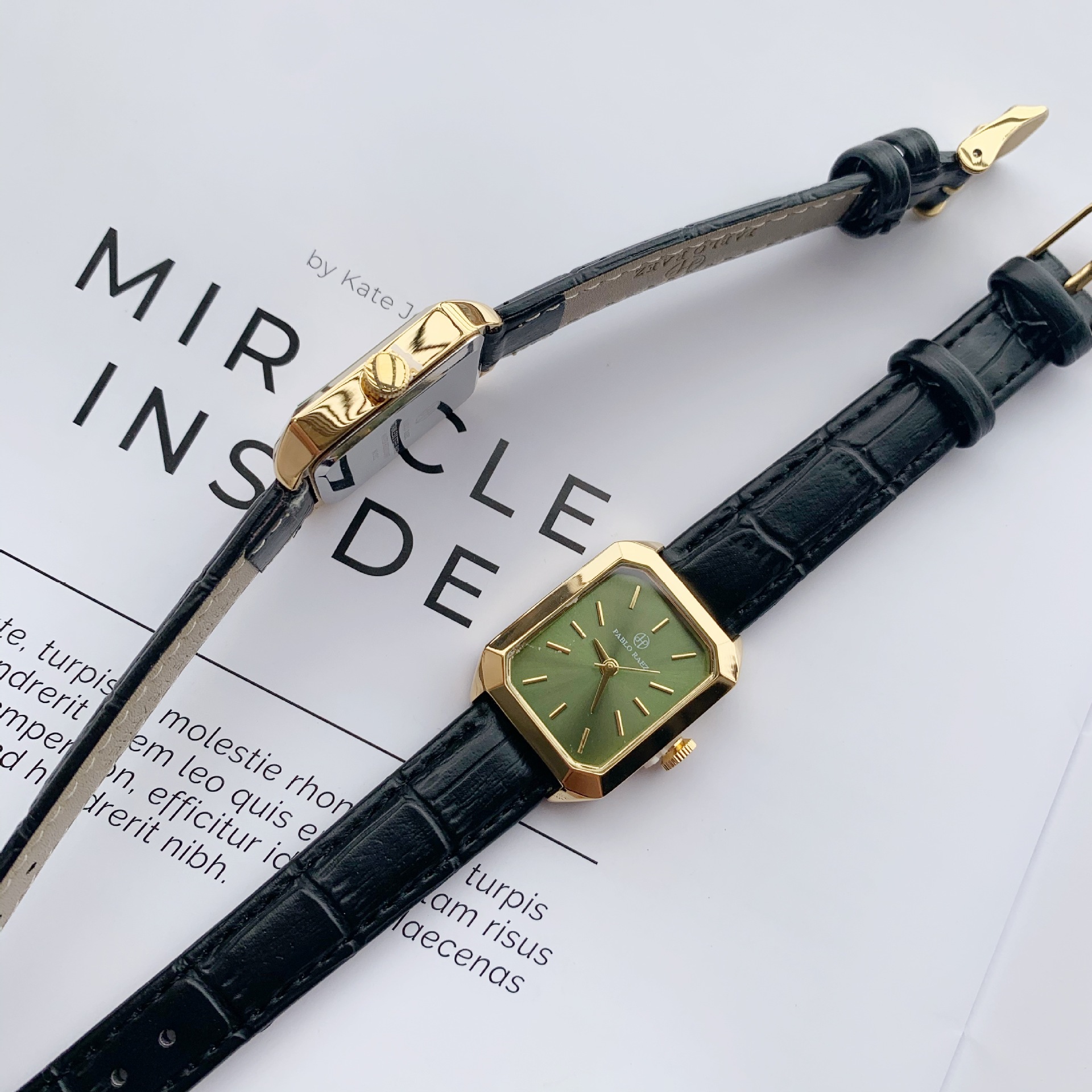 Nuovo piccolo orologio verde di lusso leggero Cintura casual alla moda Orologio da donna Quadrante quadrato Orologio da lavoro Regalo di fascia alta per impiegati e studenti_voghion.com