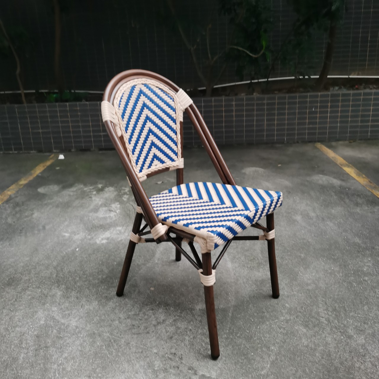 Mesa de comedor francesa al aire libre silla de comedor PE vidrio patio silla de respaldo silla de comedor retro al aire libre